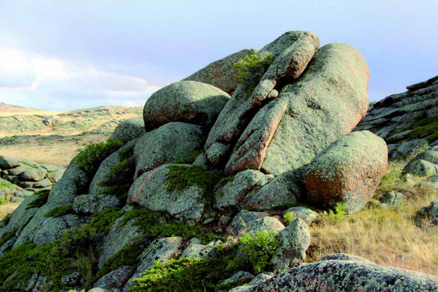 Rocky granite deposits in the Kalmakkyrgan mountains. Photo by M. Aitpayev