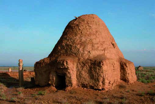 Алтын. Центрический мавзолей с коническим куполом, с кулпытасами. Фото С.Е. Ажигали, 2005 г.