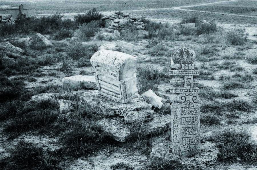 Комплекс Бекет ата на Западном Устюрте. Один из видов верхнего кладбища Огланды. На переднем плане надгробие «койтас» с кулпытасом 1860-х гг. Фото С.Е. Ажигали, 1982 г.