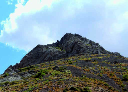 Rock with a spring. Photo by E. Smagulov