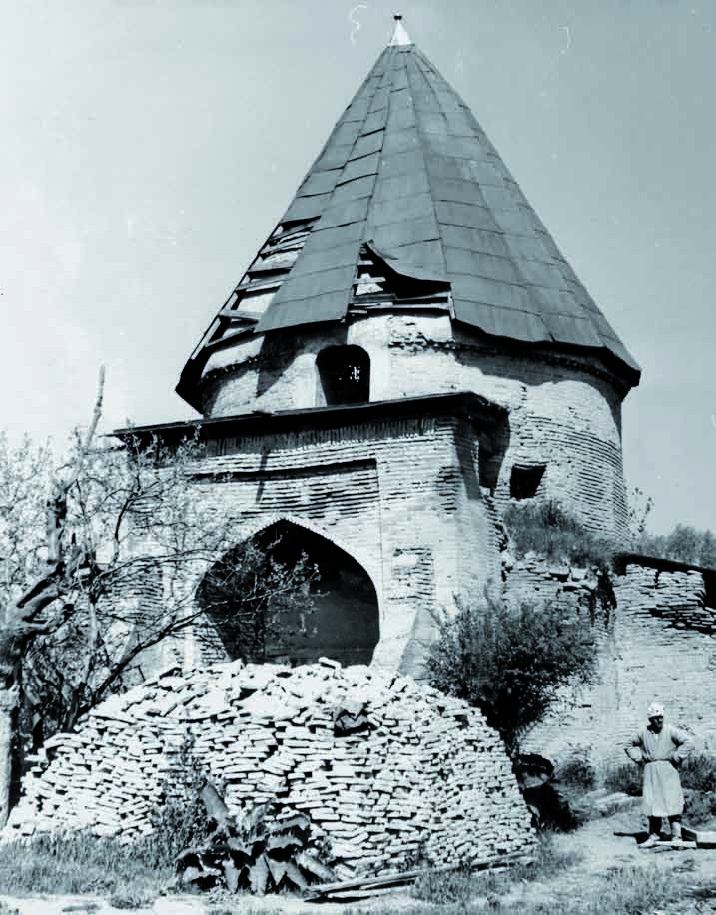 Ismail Ata mausoleum before restoration. Photo by A.F. Rasskazov, 1980