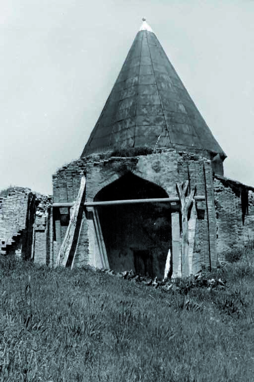 Iskhak ata sacred complex before restoration. Photo by A.F. Rasskazov, 1980